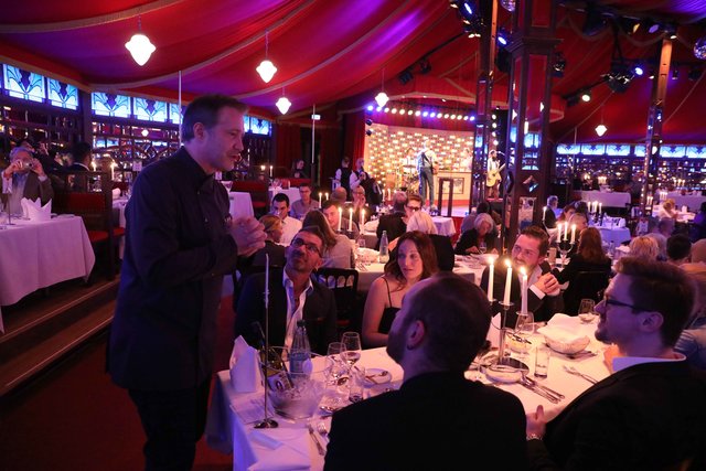Alexander Herrmann dreht eine Runde und begrüßt die 100 Marktspiegel-Leser. | Foto: Udo Dreier