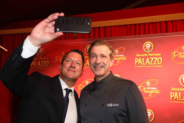 Selfie muss sein! MarktSpiegel-Chefredakteur Peter Maskow mit Alexander Herrmann. | Foto: Udo Dreier