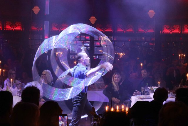 Die Gäste von MarktSpiegel & Palazzo erlebten einen temporeichen Abend voller kulinarischer und artistischer Höhepunkte. | Foto: Udo Dreier