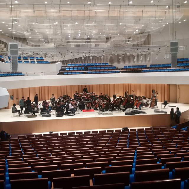 Dr Michael Fraas berichtet aus Chengdu: ,,Im selben Gebäudekomplex des Cooperation Center befindet sich auch ein hochmoderne Konzertsaal, der von einem finnischen Architekten entworfen wurde. Es herrscht hervorragende Akustik. Wir könnten uns davon überzeugen, da während unseres Besuchs dort eine Orchesterprobe lief.‎" | Foto: Dr. Michael Fraas