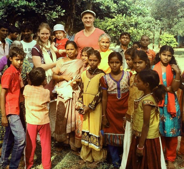 (Foto: S. Rau, hl-studios, Berlin): Die Kinder und die Gründerin von Heartkids e.V. Judith Retz (Bildmitte)