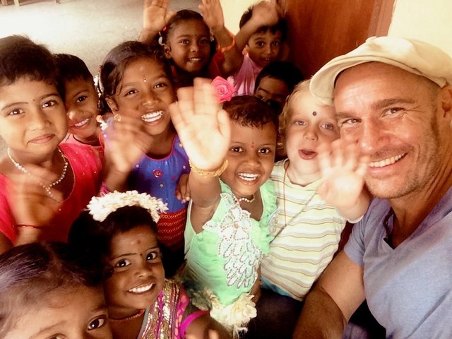 (Foto: S. Rau, hl-studios, Berlin): Die Kinder von „Heartkids-Home“ freuen sich ganz besonders über den Besuch von Stephan Rau