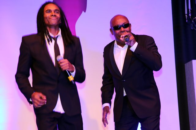 Sänger und echte Stimme von Milli Vanilli John Davis (63, rechts) und Sänger Fabrice Morvan (51). | Foto: Jürgen Friedrich