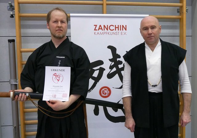 Bestandene Kyu-Prüfung: Alexander Frey von ZANCHIN Kampfkunst und Professor Josef Linder. Iaijutsu-Lehrgang 2017