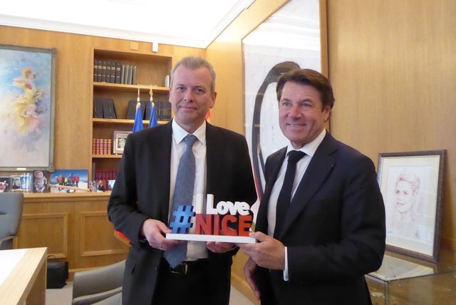 Der Oberbürgermeister von Nizza, Christian Estrosi (r.), überreicht ein Gastgeschenk an den Nürnberger Oberbürgermeister Dr. Ulrich Maly. | Foto: Amt für Internationale Beziehungen / Stadt Nürnberg