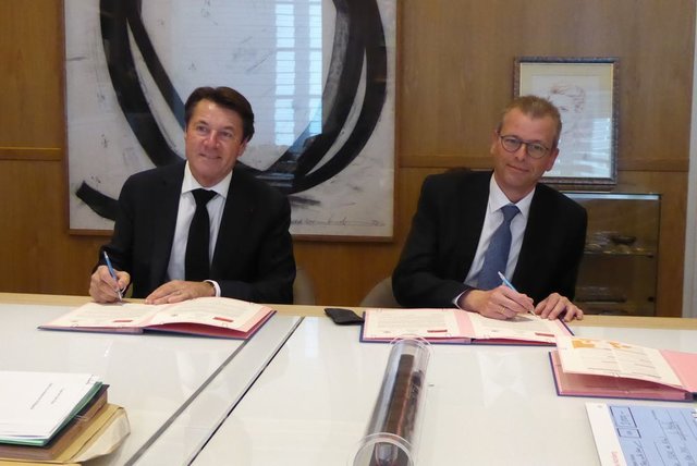 Der Oberbürgermeister der Stadt Nizza, Christian Estrosi (l.), und der Nürnberger Oberbürgermeister, Dr. Ulrich Maly, unterschreiben das Klimaschutzabkommen. | Foto: Amt für Internationale Beziehungen / Stadt Nürnberg