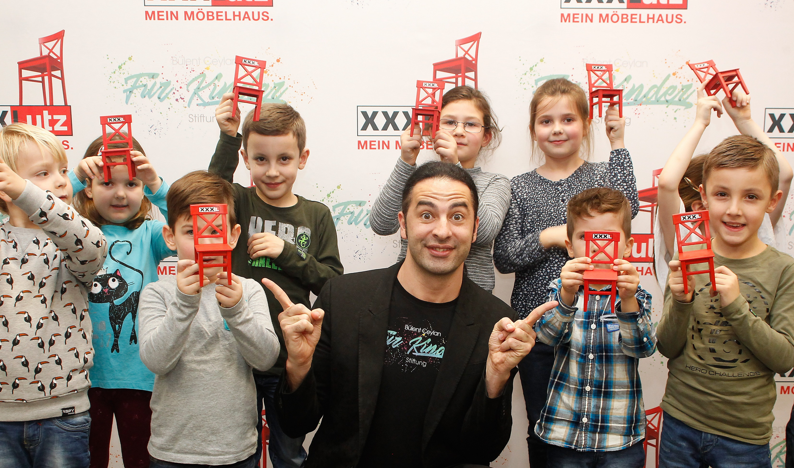 Kinderaugen zum Leuchten bringen: Comedian Bülent Ceylan und seine Kinderstiftung gehen gemeinsam mit XXXLutz Hand in Hand für die gute Sache und suchen Kindergärten in Not, die dringend Hilfe benötigen.