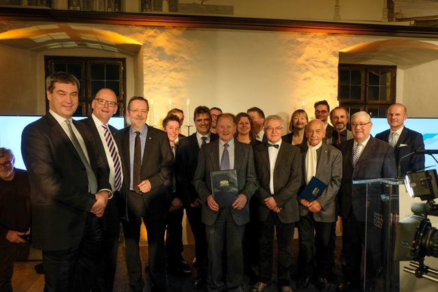 Finanz- und Heimatminister Dr. Markus Söder bei der Verleihung der Kultur-, Sozial- und Umweltpreise 2017 der Bayerischen Landesstiftung mit den Preisträgern. | Foto: stmflh