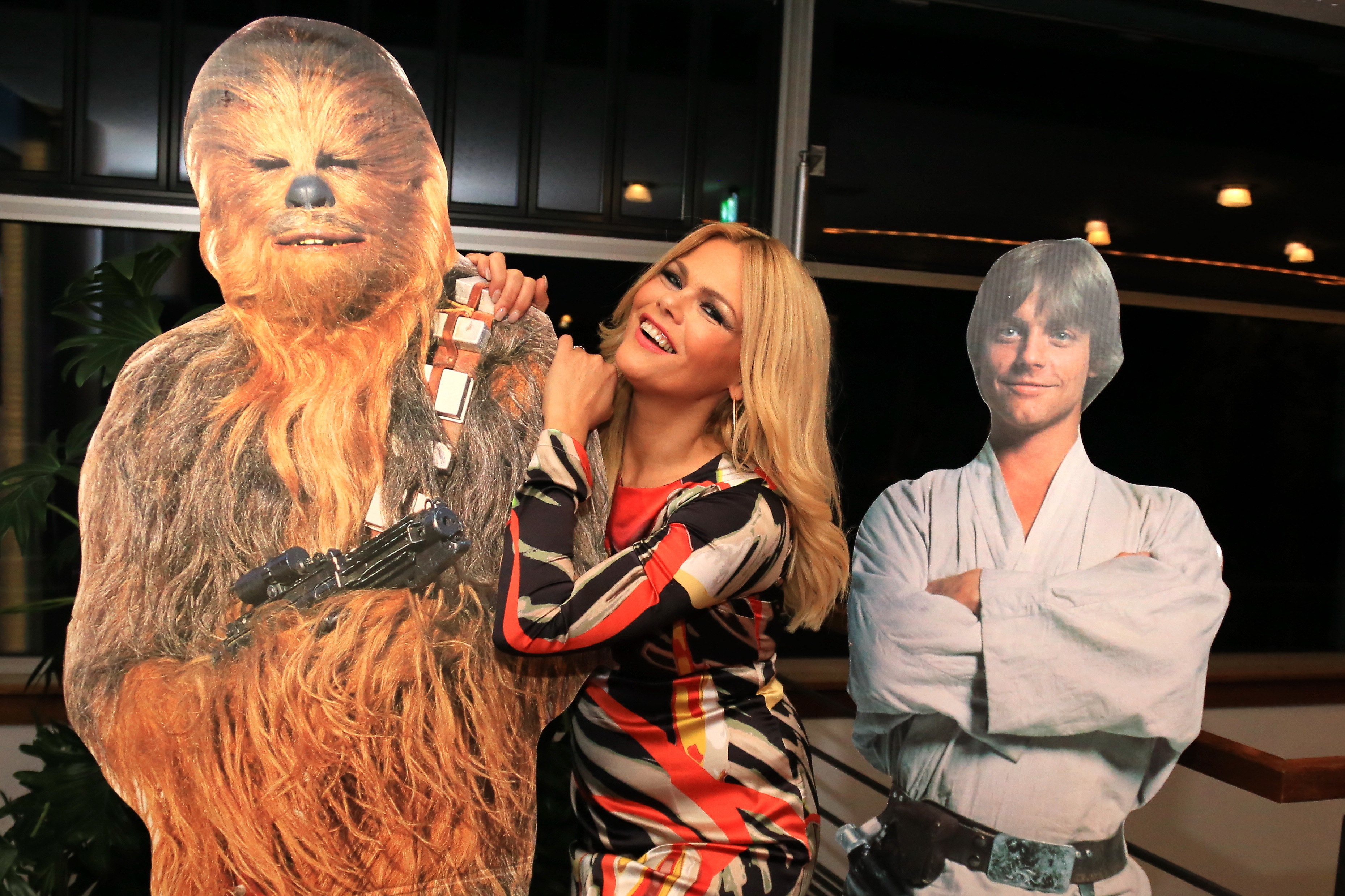 Frankens blondester Kino-Star Diana Herold mit dem berühmtesten Wookiee der Galaxis: Chewbacca! Sie verrät: ,,Der war immer meine Lieblingsfigur in Star Wars. Auch wenn der nur aus Pappe ist, würde ich den am liebsten mitnehmen..."