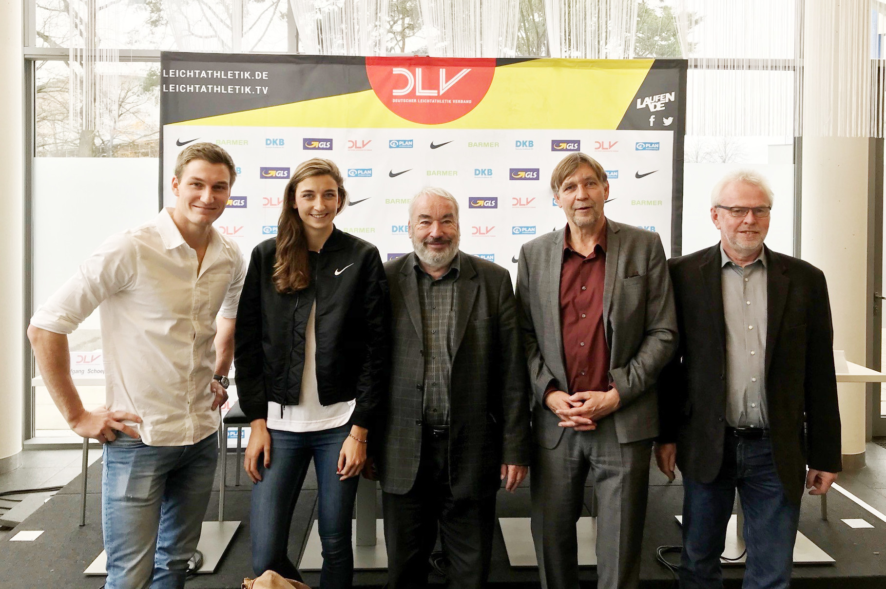 Fiebern schon jetzt dem großen Leichtathletik-Fest in Nürnberg entgegen: (v.li.n.re.) Speerwurf-Olympiasieger 2016 Thomas Röhler, die amtierende Deutsche Meisterin über 800 Meter Christina Hering, Wolfgang Schoeppe (Präsident des Bayerischen Leichtathletikverbandes), Jürgen Thielemann und Manfred Mamontow.