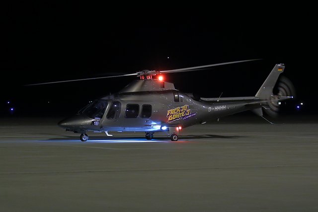 Der Hubschrauber mit dem Kino-Star auf dem Rollfeld.
