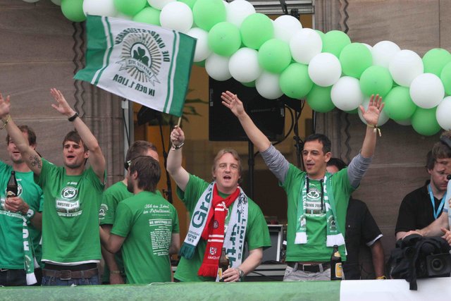 Der Aufstieg in die Erste Fußball-Bundesliga war für Rachid Azzouzi (re.) der Höhepunkt seiner Tätigkeit bei der SpVgg Greuther Fürth. Links neben ihm Trainer Mike Büskens. | Foto: bayernpress