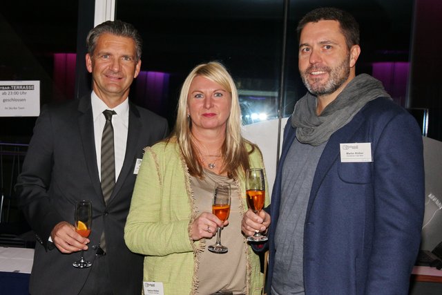 BMW-Chef Ralf Schepull (links) mit Sabine und Martin Rößler, Inhaber Konditorei Café Beer. | Foto: © Jürgen Friedrich