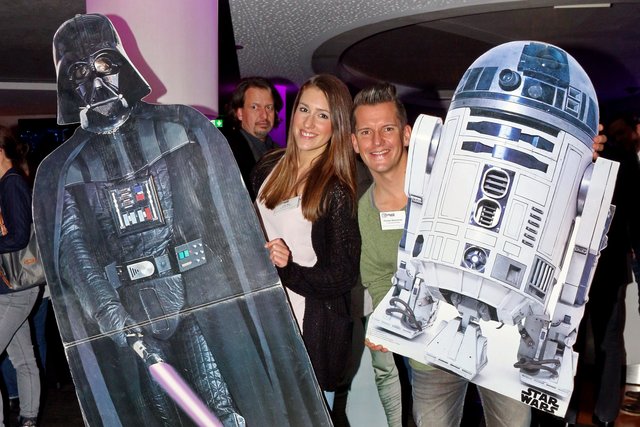 Gastgeber Patrick Kraft, Lisa Mai & Flo Kerschner (N1, v.l.) mit Darth Vader und C3PO. | Foto: © Jürgen Friedrich