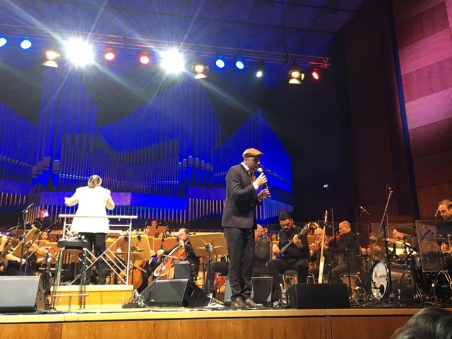 Max Mutzke bei seinem Auftritt mit den Nürnberger Symphonikern.