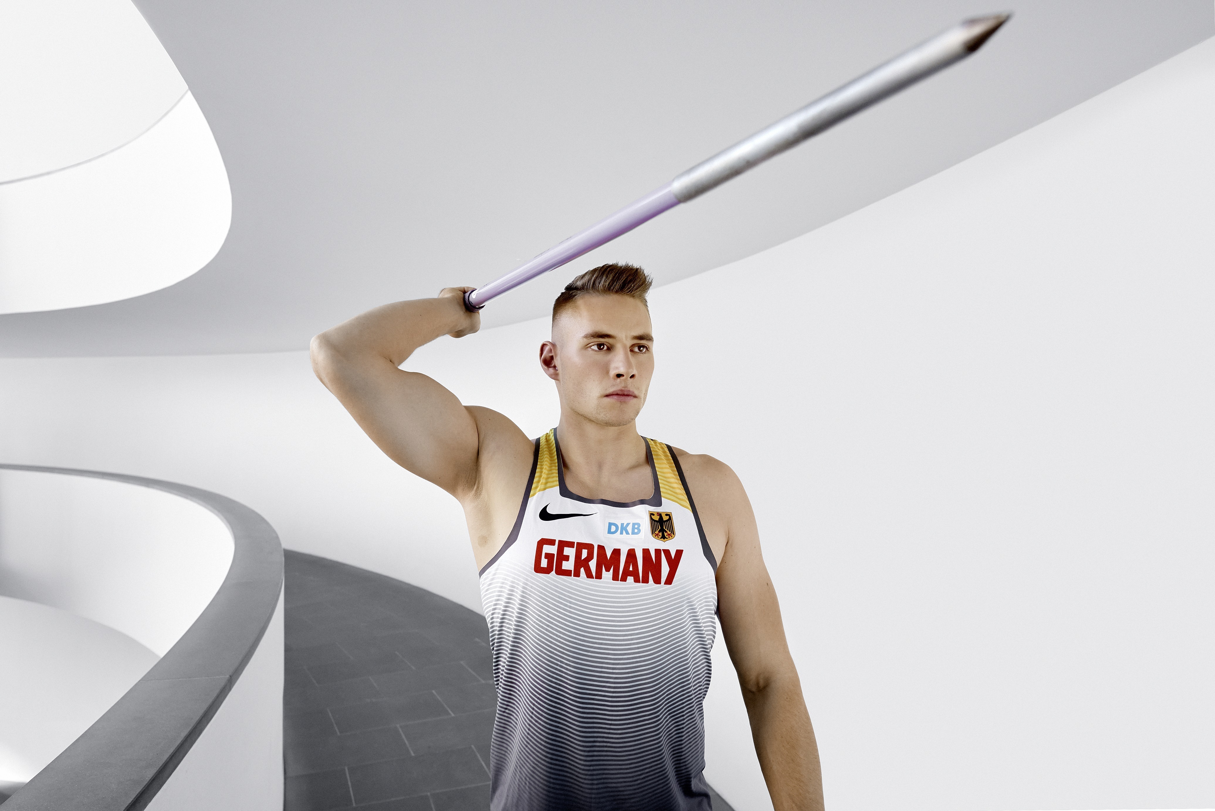 Der Weltmeister und Deutsche Meister im Speerwurf Johannes Vetter freut sich auf Nürnberg. Zur Fotosession kam er ins Neue Museum und machte auch dort ein sehr gute Figur.