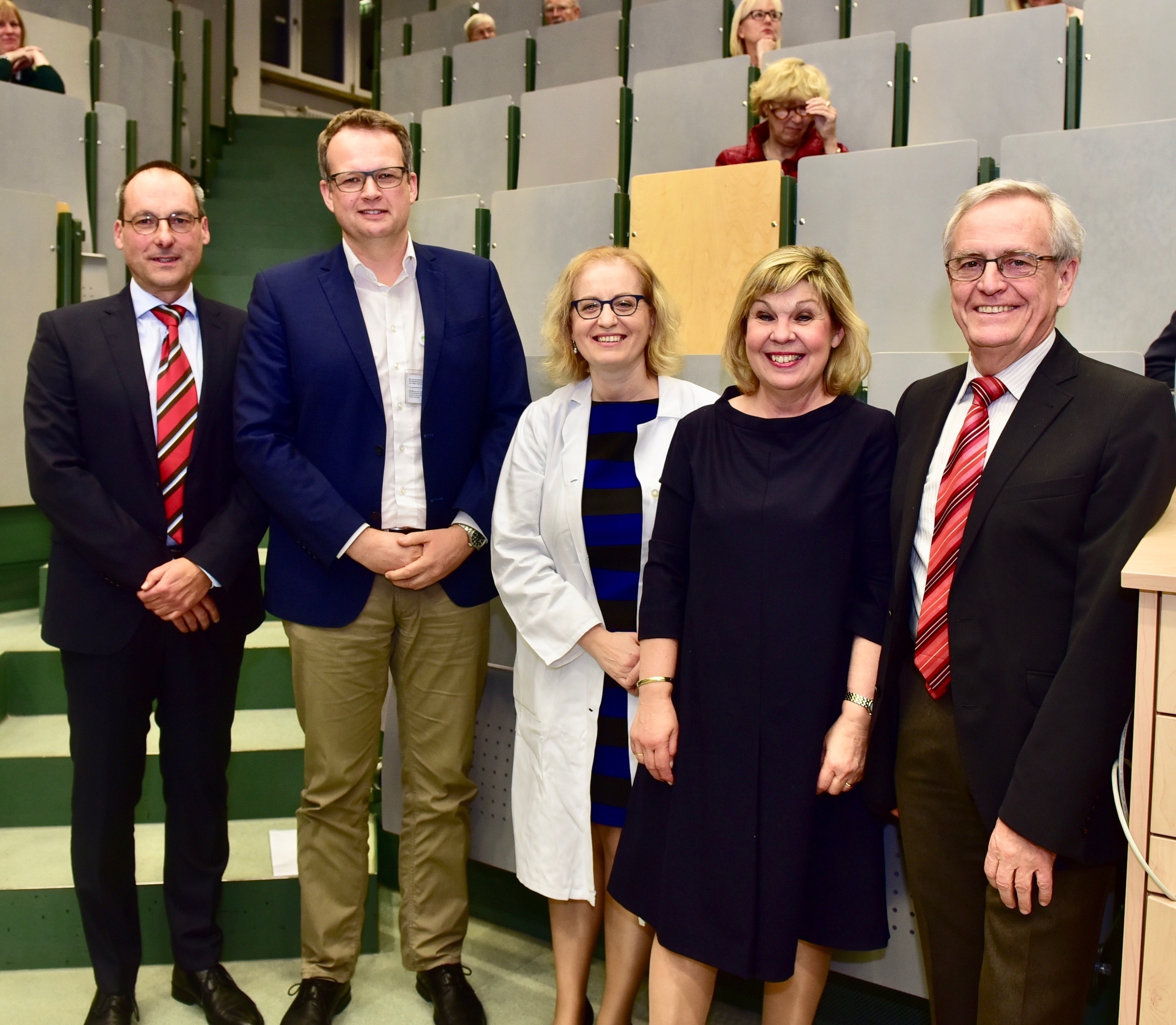 Gerswid Herrmann (2.v.re.) mit Kinderklinik-Direktor Prof. Dr. med. Wolfgang Rascher (rechts), Schmerz- und Palliativmedizinerin Dr. med. Chara Gravou-Apostolatou (Mitte), Dipl.-Psych. Peter Mattenklodt (2.v.li.) und Dr. med. Norbert Grießinger (Schmerzzentrum). Foto: © Peter Maskow