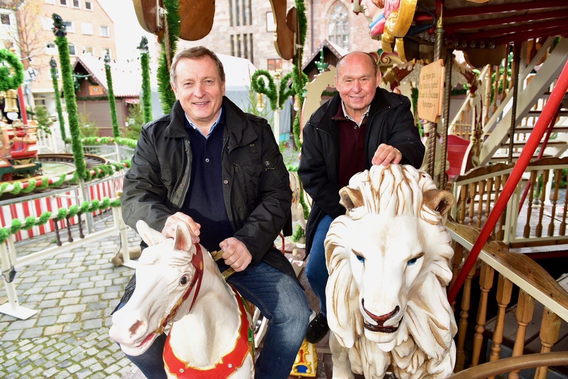 Spendabel! Die bekannten Schausteller Kurt Grauberger (links) und Lorenz Kalb sowie viele ihrer Kollegen haben Gutscheinpakete für 50 Familien gepackt. Foto: © Peter Maskow