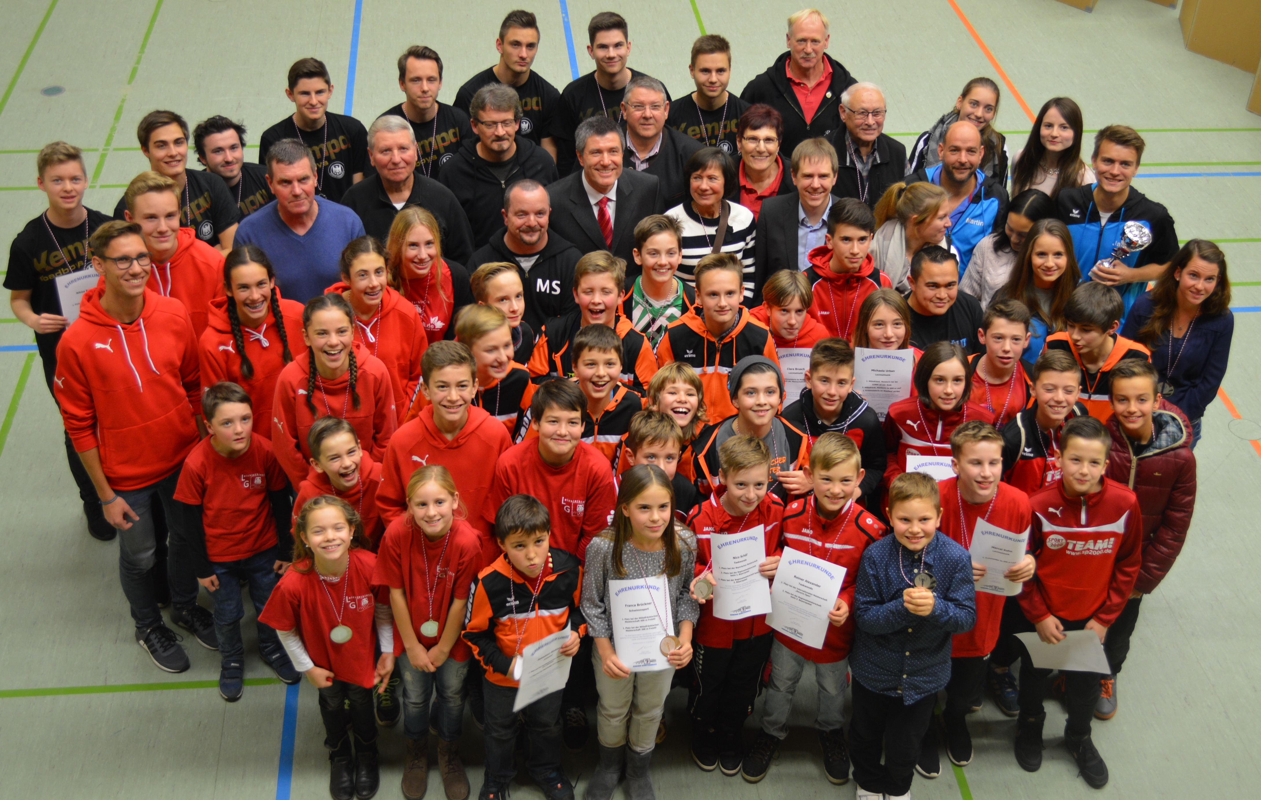 Tolles Gruppenfoto mit allen geehrten Sportlerinnen und Sportlern.