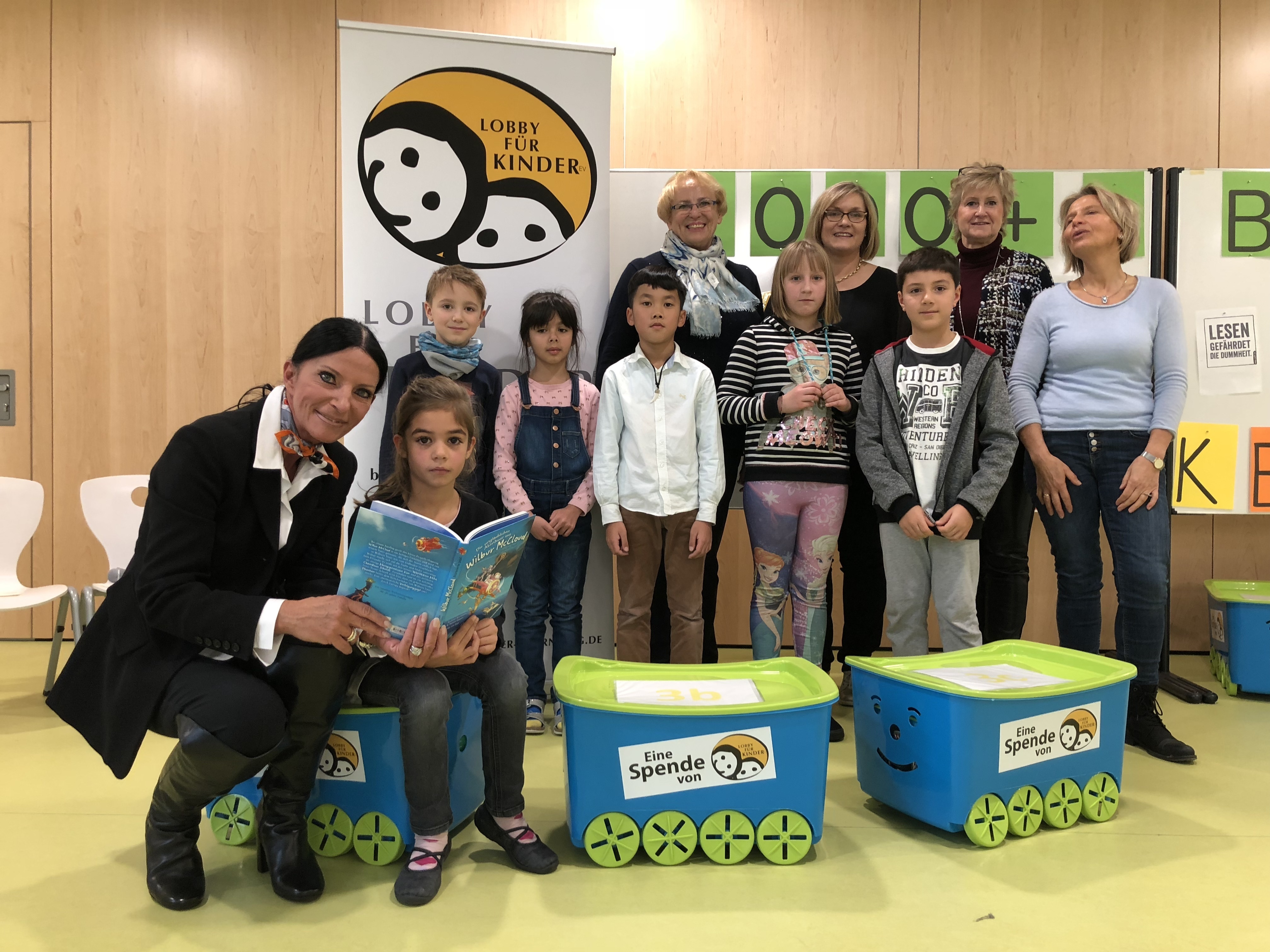 LOBBY FÜR KINDER e.V.: Projekt ,,1000+1 Buch", Bücherübergabe in der Viatisschule.