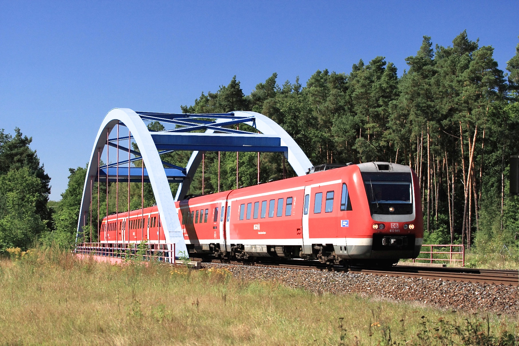 Der VT 612 fährt mit 160 Stundenkilometern quer durch Oberfranken. Sein Vorgänger schaffte nur 120 km/h. Foto: Deutsche Bahn AG