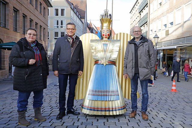 Dr. Michael Fraas (2.v.l.) mit Christine Beeck (Leiterin des Marktamts der Stadt Nürnberg, das den Christkindlesmarkt organisiert) und Peter Sußner (Flaschnermeister und Kupferschmied, er hat die Engel restauriert). | Foto: Axel Eisele