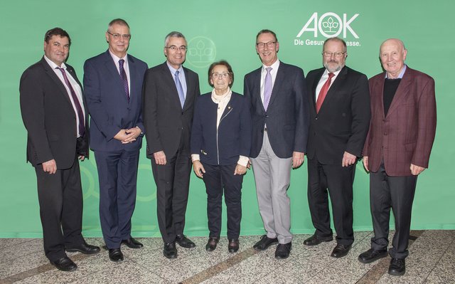 v.l. Walter Vetter, Direktor der AOK-in Mittelfranken, Jürgen Göppner, Beiratsvorsitzender der AOK in Mittelfranken – Arbeitnehmervertreter – und Peter Oberst (2.v.r), Beiratsvorsitzender der AOK in Mittelfranken – Arbeitgebervertreter, verabschiedeten Peter Pickl, Juliane Freund, Jochen Wemuth, Helmut Loos aus dem Beirat.