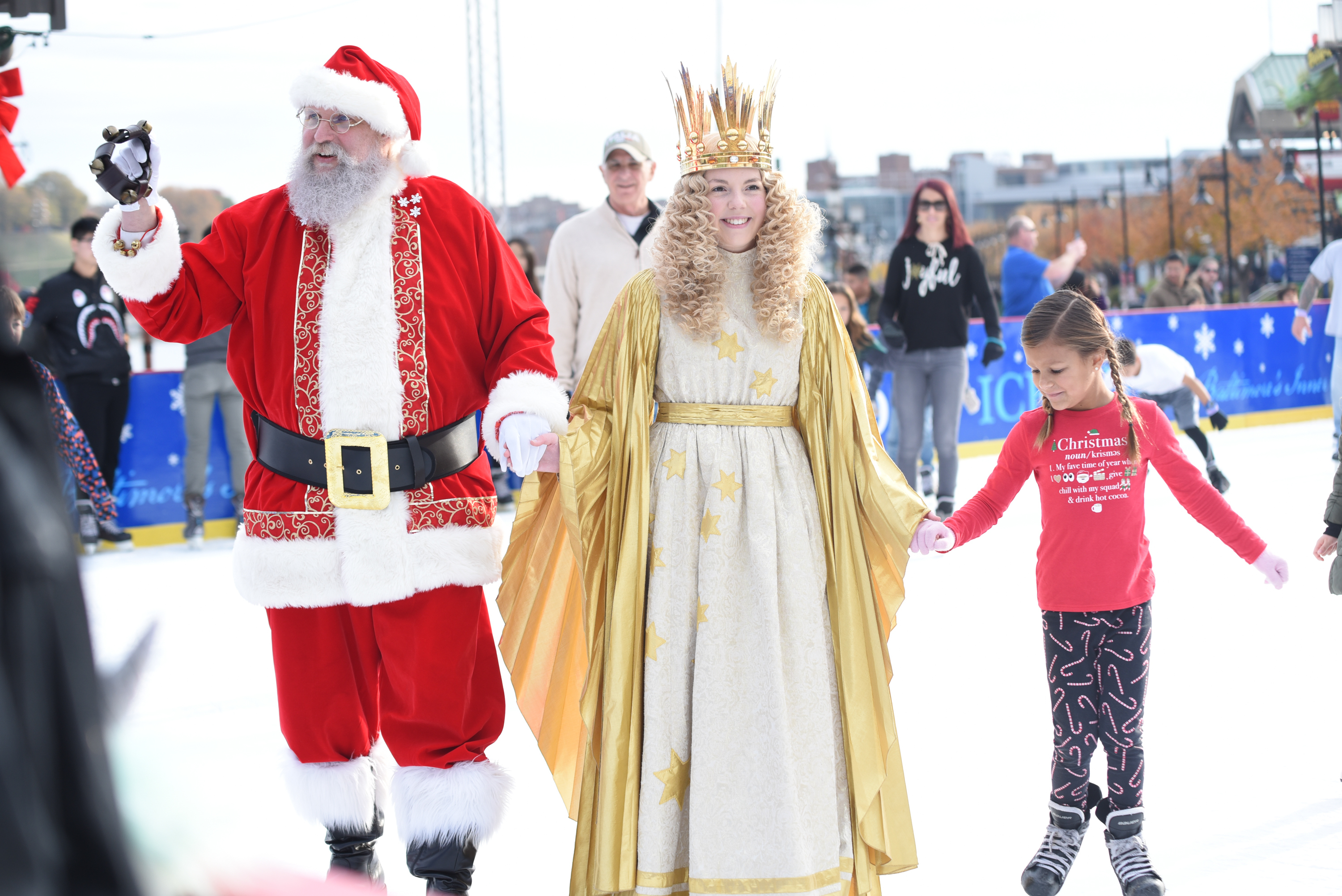 Das Nürnberger Christkind Barbara Otto mit Santa Claus bei der Eröffnung des Weihnachtsmarkts in Baltimore/USA.