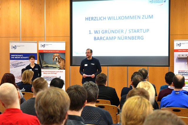 Christian Weibrecht heißt die Teilnehmer des 1. Gründer- & Startup-Barcamp der Wirtschaftsjunioren in der IHK Akademie Mittelfranken willkommen. | Foto: Heidrun Hönninger