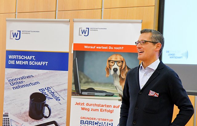 Dr. Michael Fraas bei seiner Eöffnungsrede zum 1. Gründer- & Startup-Barcamp der Wirtschaftsjunioren in der IHK Akademie Mittelfranken. | Foto: Heidrun Hönninger