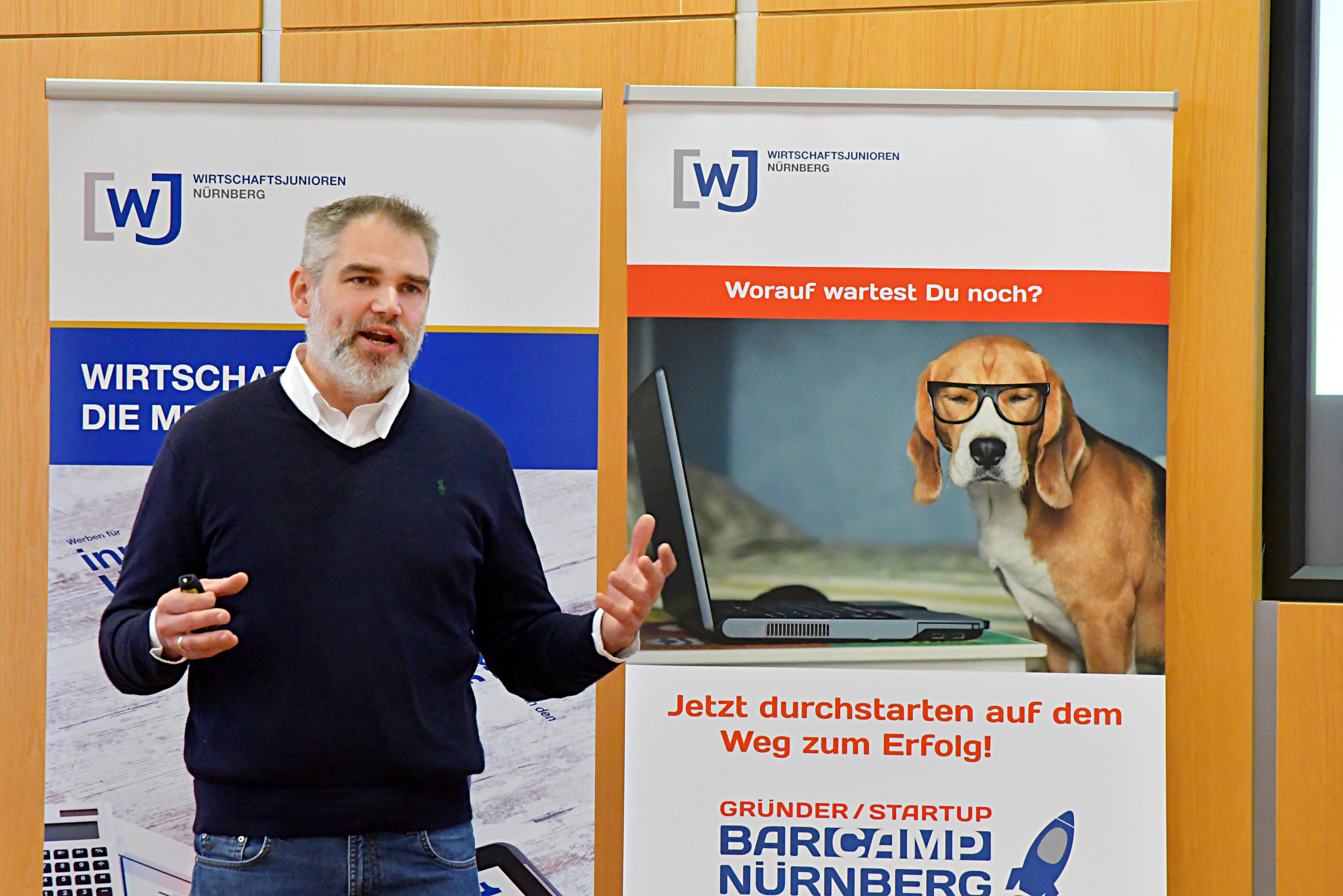 Keynote-Speaker Michael Amtmann (Müller Medien) macht den Zuhörern des 1. Gründer- & Startup-Barcamp der Wirtschaftsjunioren in der IHK Akademie Mittelfranken Mut, eigene Wege zu gehen.