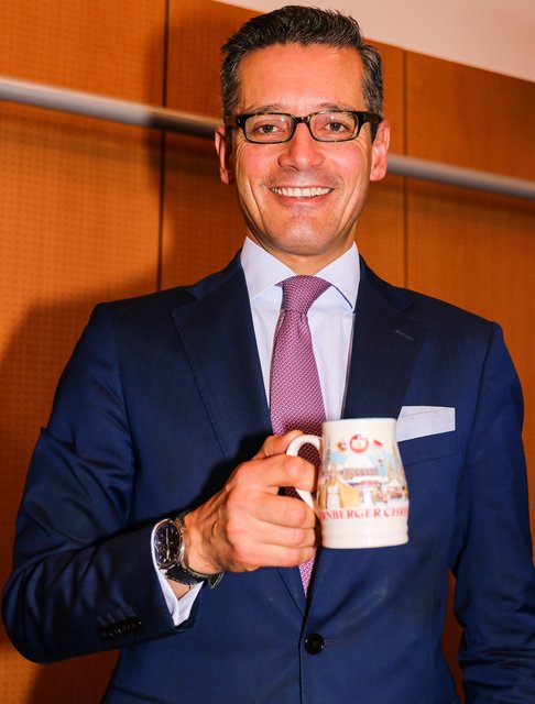 Wirtschaftsreferent Dr. Michael Fraas präsentiert die neue Christkindlesmarkt-Tasse. | Foto: Nicole Fuchsbauer