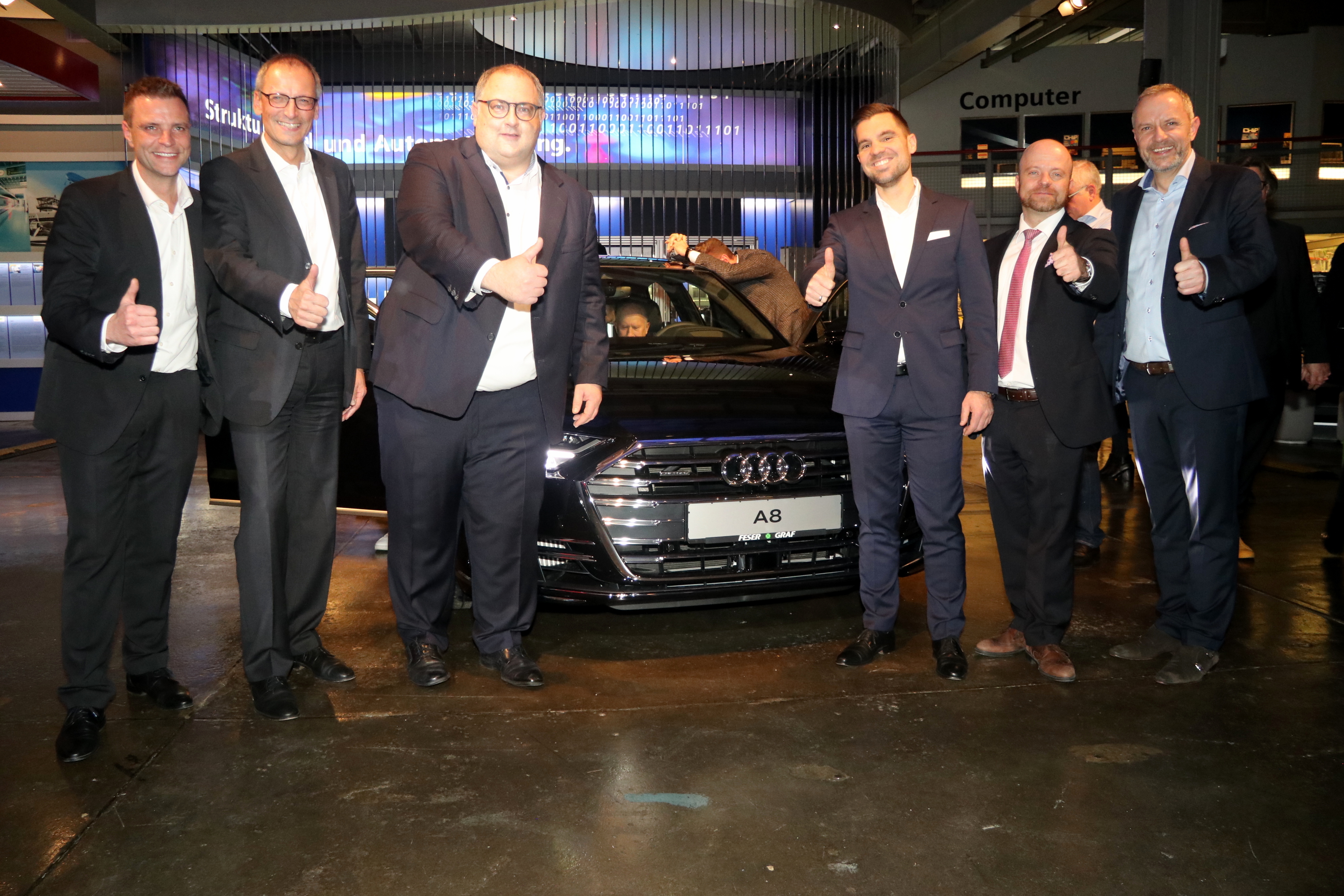 Mit dem neuen Audi A8 (von rechts): Markus Kugler, Geschäftsführer Feser-Graf Gruppe, und die Geschäftsführer der Audi Zentren Darren Rogers, Oliver Mack, Markus Rehm, Klaus Biemann und Stefan Bachmann (After Sales). Foto: © Marc Stingl