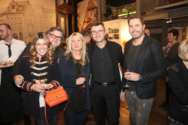 Immer umlagert: Club-Trainer Michael Köllner (2.v.r) mit Sabine und Martin Rößler vom Café Beer und Thomas Assmann (Assmann Zeitarbeit), der mit Lebensgefährtin Anita kam. Foto: © Marc Stingl