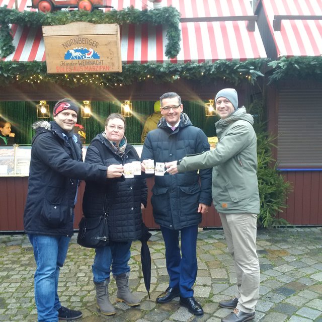 Dr. MIchael Fraas (2.v.r.) ist seinem Team vom Marktamt dankbar für den riesengroßen Einsatz und die tolle Arbeit für den Christkindlesmarkt: Sebastian Buhl (Marktamt, l.), Christine Beeck (Leiterin des Marktamtes, 2.v.l.) und Markus Lang (Marktamt, r.). | Foto: oh