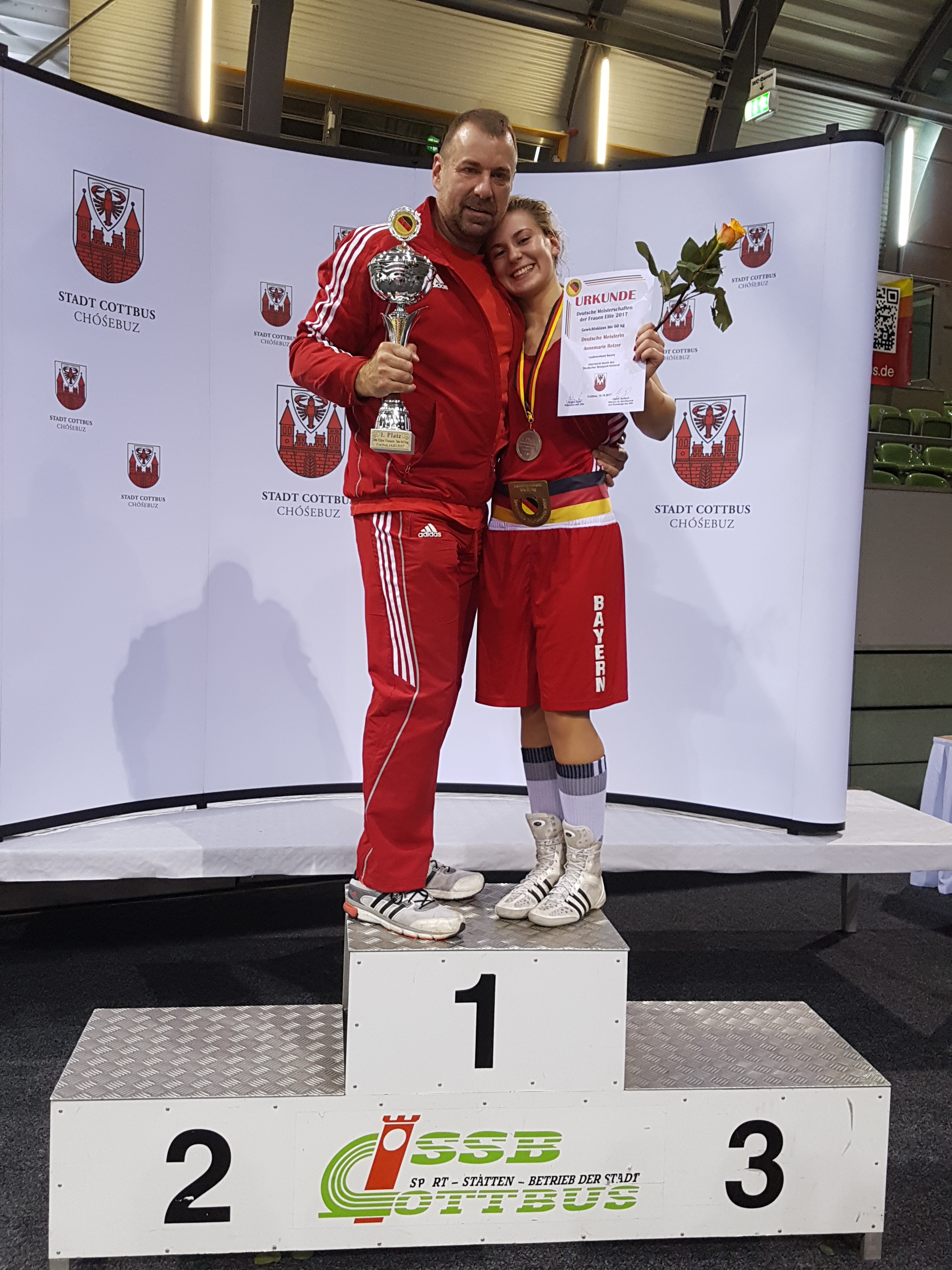 Annemarie Retzer mit ihrem stolzen Vater und Trainer Harry Retzer. Foto: oh