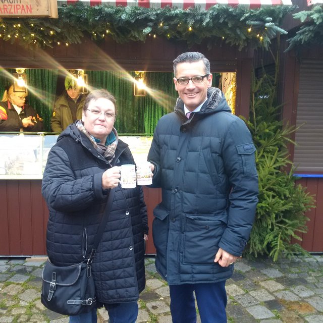 Dr. MIchael Fraas (r.) beim Umtrunk gemeinsam mit Christine Beeck, Leiterin des Marktamtes der Stadt Nürnberg und damit Chefin des Christkindlesmarktes. | Foto: oh