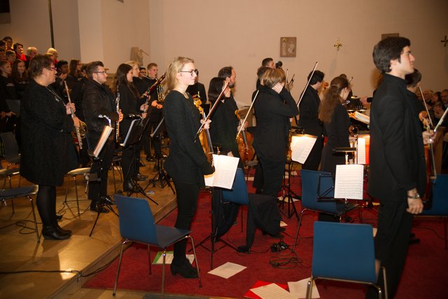 Großer Applaus für das Orchester und den Solisten Waldemar Darscht an der Geige. (Foto: privat)