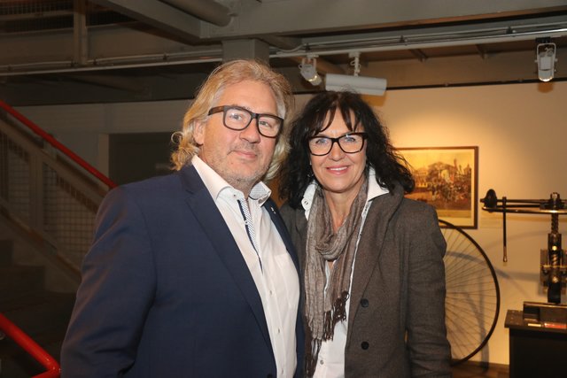 Benzin im Blut: MCN-Chef Wolfgang Schlosser  (Fruchtecke) mit Gattin Angelika. Foto: © Marc Stingl