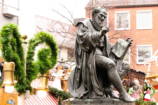 Hans Sachs inmitten der Kinderweihnacht. Beliebt ist die Kinderweihnacht auf dem Hans-Sachs-Platz vor allem bei Familien, weil man hier auch mit Kinderwagen und Kleinkindern gut aufgehoben ist. Die Kinderweihnacht gibt es seit 1999. | Foto: Nicole Fuchsbauer