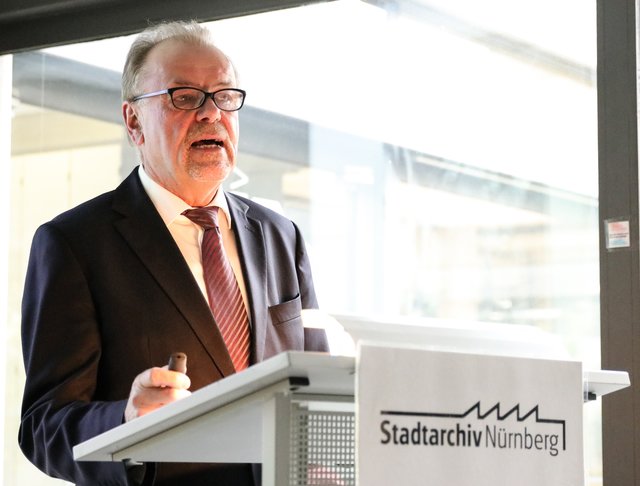 Karl-Heinz Enderle erzählt von seinem Glücksfund. | Foto: Nicole Fuchsbauer