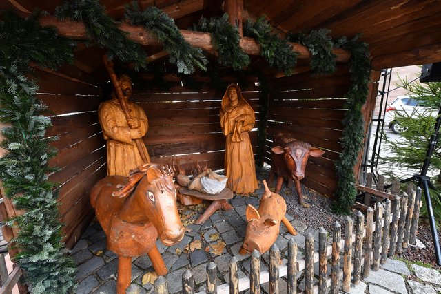 Das verschwundene Holzschwein ist wieder aufgetaucht.
Nun ist es wieder in der Krippe auf der Kinderweihnacht am Hans-Sachs Platz.