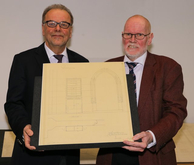 Karl-Heinz Enderle, 1. Vorsitzender der Altstadtfreunde Nürnberg e.V. (l.), und Dr. Michael Diefenbacher, Leiter des Stadtarchivs Nürnberg, zeigen die lang verschollenen Pläne des Pellerhauses. | Foto: Nicole Fuchsbauer