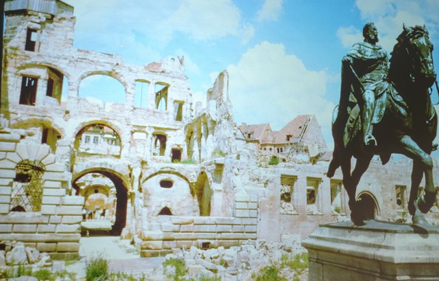 Das Pellerhaus nach der Zerstörung im Zweiten Weltkrieg. | Foto: Nicole Fuchsbauer