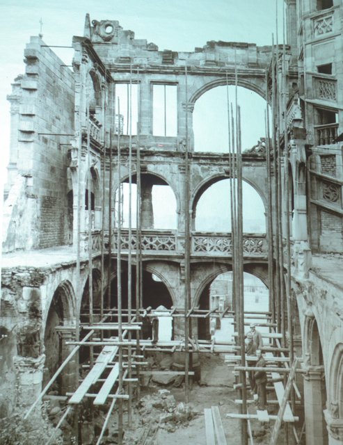 Pellerhaus nach dem Zweiten Weltkrieg. Teilweise erhaltene Seitenteile (links) wurden sogar extra abgestützt, um einen Einsturz zu verhindern. | Foto: Repro Nicole Fuchsbauer