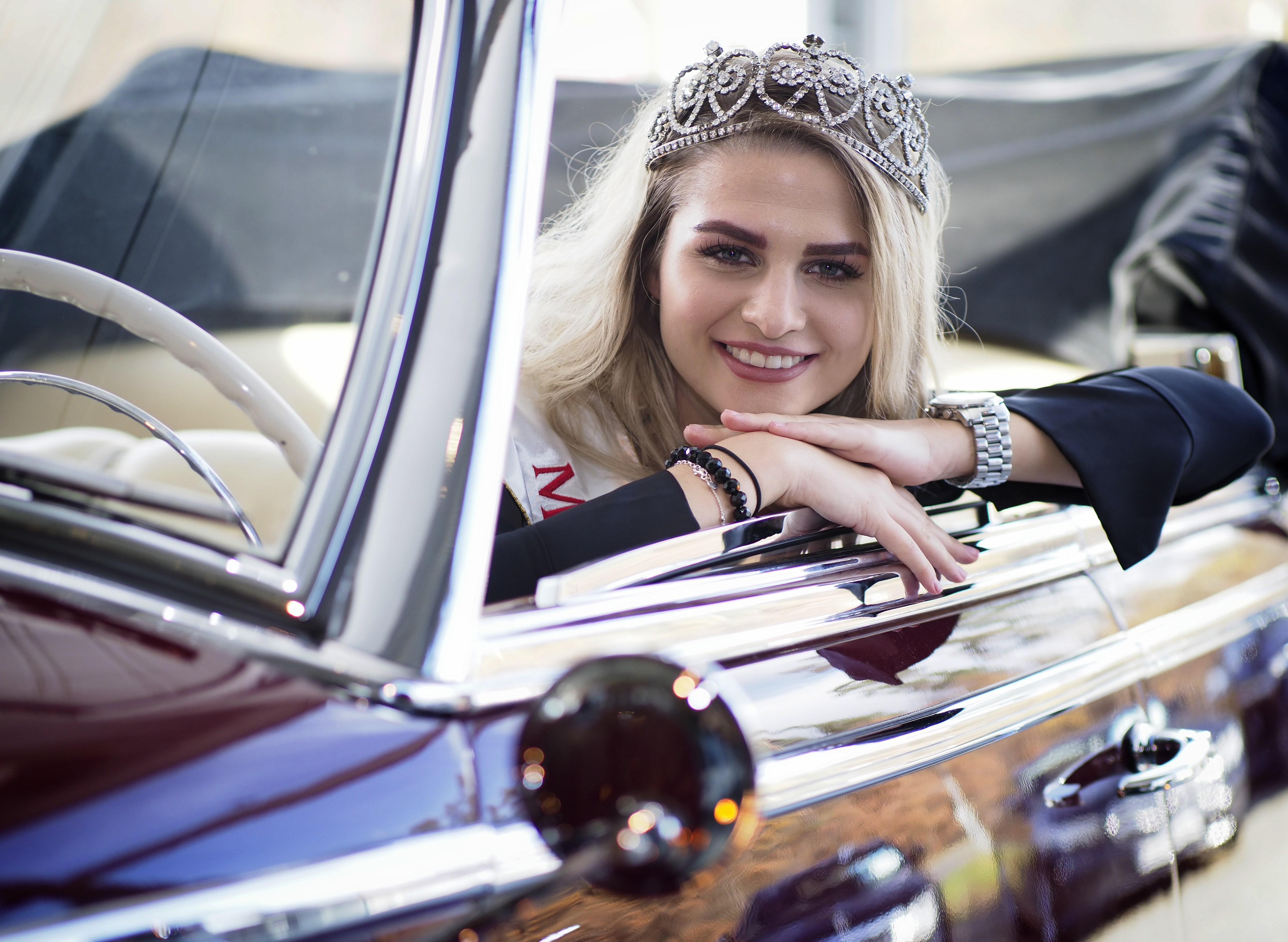 Miss Franken Classic 2017 Alicia Blut sitzt für die RETRO CLASSICS Bavaria 2017 schonmal Probe in einem Oldie.