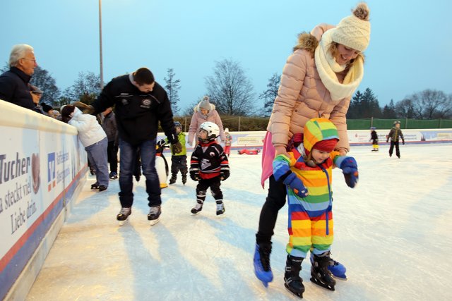 Klein und groß haben viel Spaß auf der Zirndorfer Eisbahn am Bibertbad.
