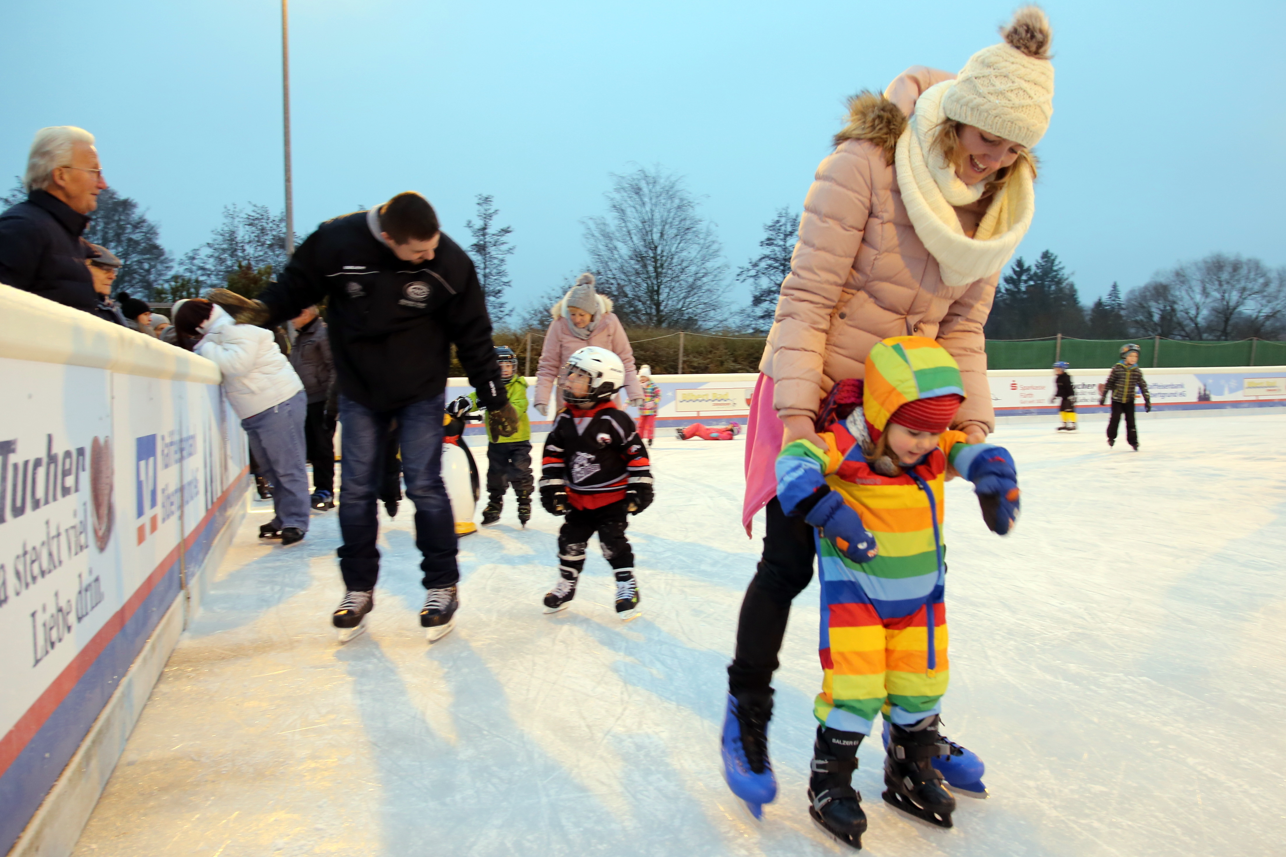 Klein und groß haben viel Spaß auf der Zirndorfer Eisbahn am Bibertbad.