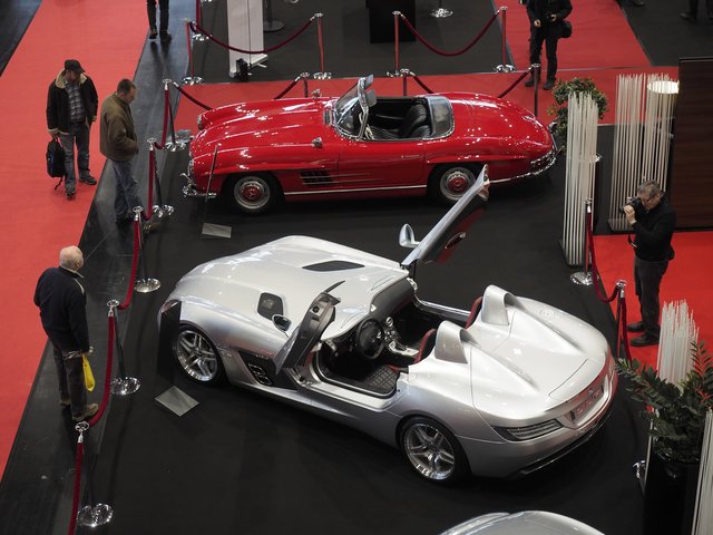 Die RETRO CLASSICS Bavaria bringt Auto-Träume wie diesen Mercedes-Benz SLR Stirling Moss (vorn) oder den 300 SL (oben) nach Nürnberg. | Foto: Veranstalter