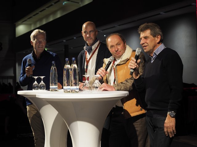 Bei der Allianz RETRO Night, v.l.n.r.: Rennfahrer Christian Danner, Moderator Martin Cernan, Rennlegende Jochen Mass, Mercedes-Urgestein Roland Asch | Foto: Veranstalter